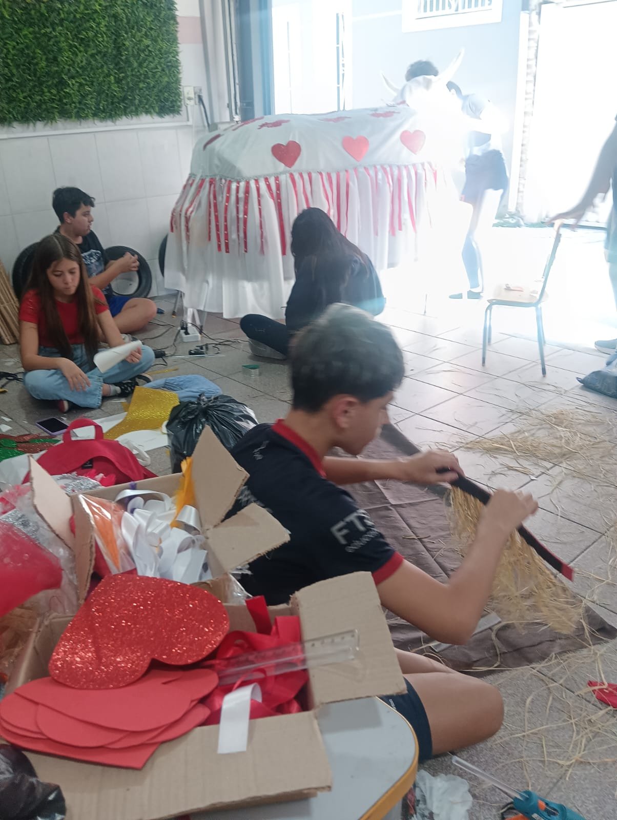 Oficina com corações vermelhos e palha