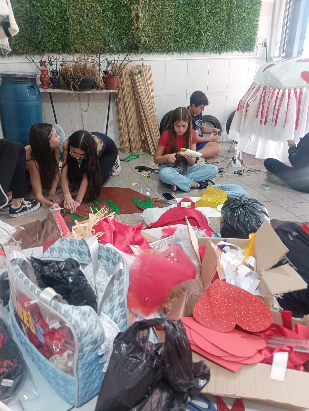 Alunos produzindo adereços vermelhos
