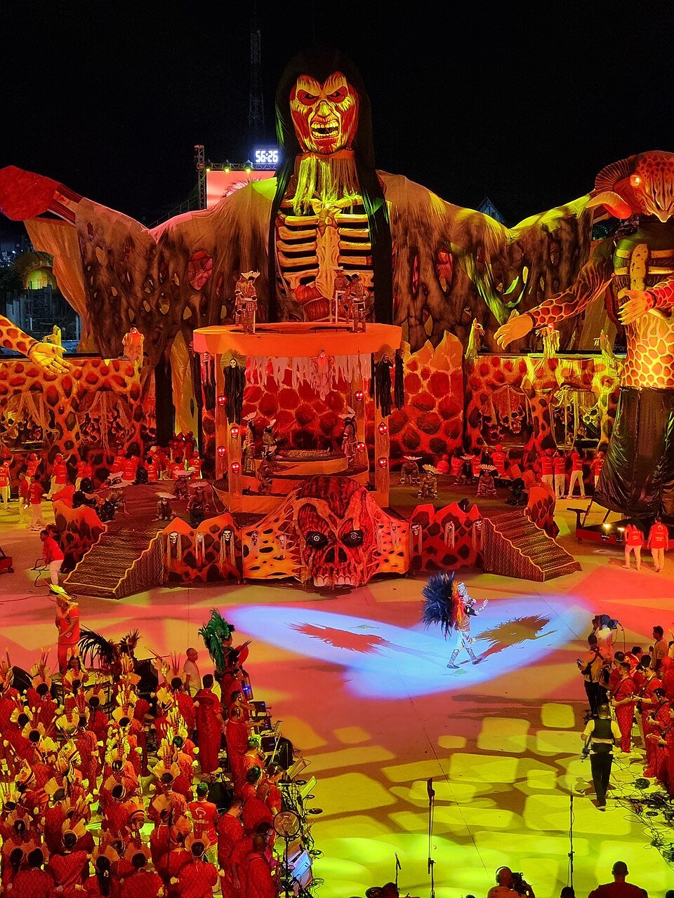 Alegoria e galera vermelha no Festival de Parintins